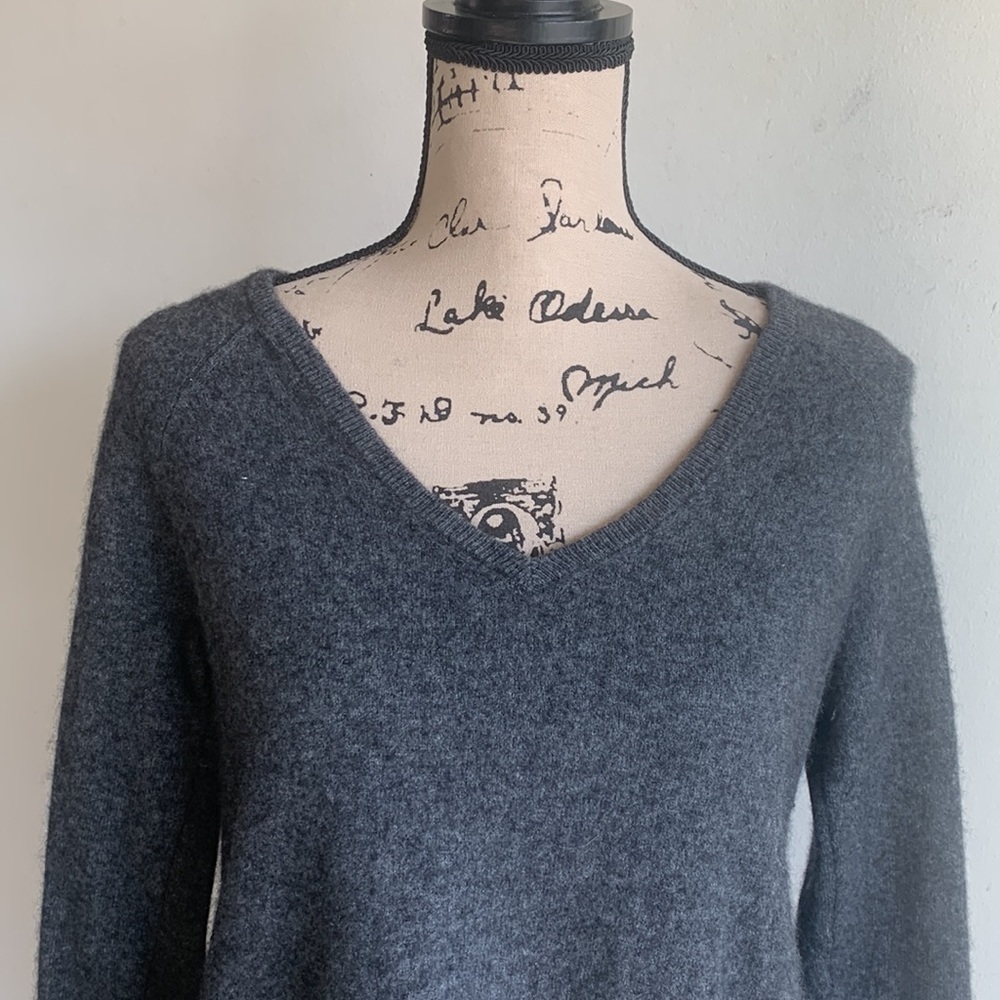Joie Tambrel Asymmetrical Hem Cashmere Blend Gray V-Neck Sweater Sz XS - Picture 5 of 14